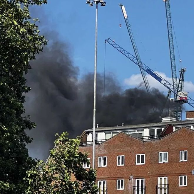 IM电竞突发！英国市中心地标恐怖火灾烧到熔化！工人爬上吊车死里逃生(图13)