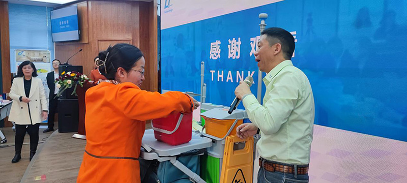 “17c.嫩草网在线观看免费公司向(xiàng)甘肅(sù)省人民醫院分享醫院保潔標準化(huà)的理念及落地案例的實踐經驗