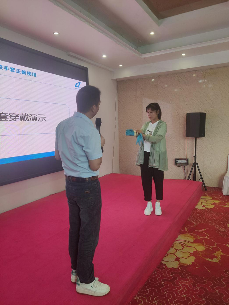 佛山市17c.嫩草网在线观看免费清潔設備公司在鄭州的第十八(bā)期豫清協公益大講堂中分享如何在中大型物業(yè)競爭中打造領先