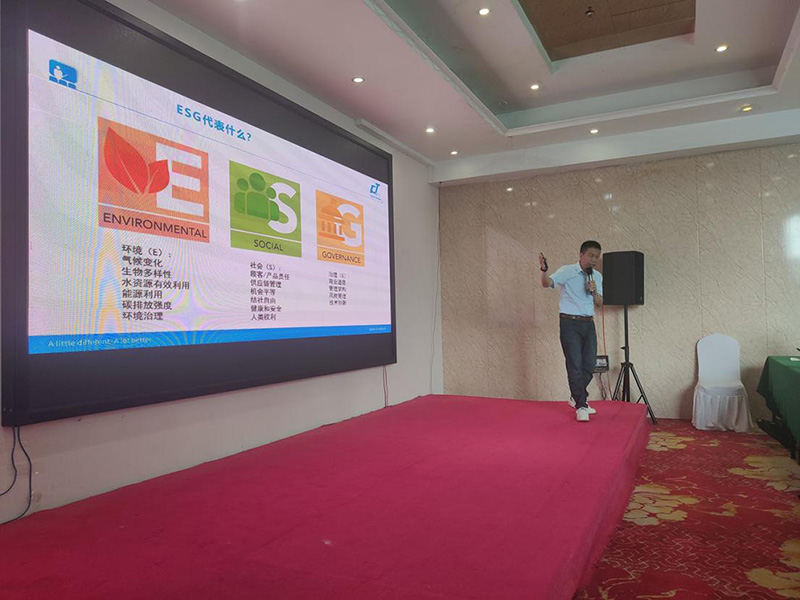 佛山市17c.嫩草网在线观看免费(dá)清潔設備公司在(zài)鄭州的第十八期豫清協公(gōng)益大講堂中分享如何(hé)在中大型物業競爭中打造領(lǐng)先