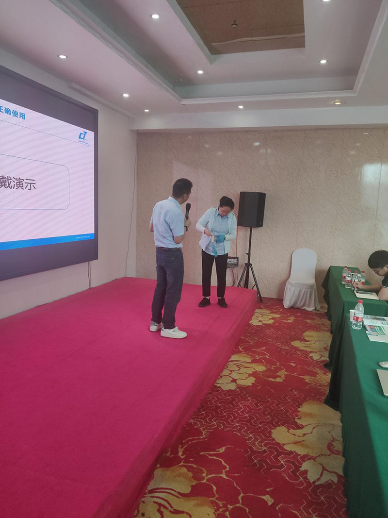 佛山市17c.嫩草网在线观看免费清潔設備公司在鄭州(zhōu)的第十八期豫清協公(gōng)益大講堂中分享如何在中大型物業競(jìng)爭中打造領先