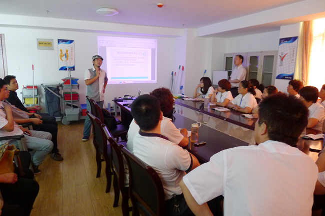 2013年6月,我司品牌經理/資深培訓師到達當(dāng)地分(fèn)銷商舉辦為期(qī)兩天的(de)清潔(jié)工具標準化培訓課程。