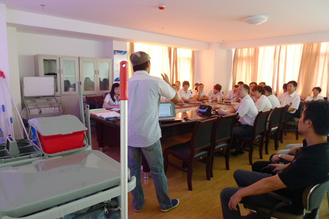 2013年6月(yuè),我司品牌經理/資深培訓師(shī)到達(dá)當地(dì)分銷商舉辦為期兩天的清潔工具(jù)標準化培訓課程。