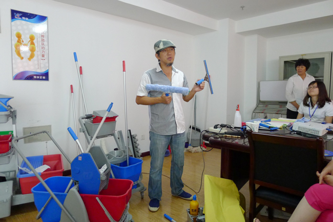 2013年6月,我司(sī)品牌經理/資深培訓師(shī)到達當地分銷商舉辦為(wéi)期兩天的清潔工(gōng)具標準化培訓課程。