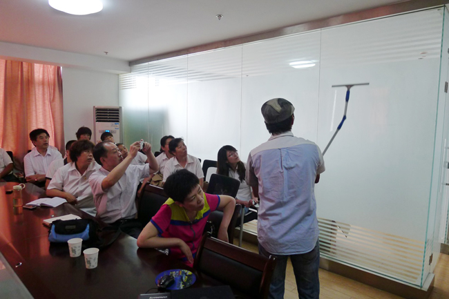 2013年6月,我司品牌經理/資深培訓師到達當地分銷商舉(jǔ)辦為期(qī)兩天的清潔工具標準化培訓課程。