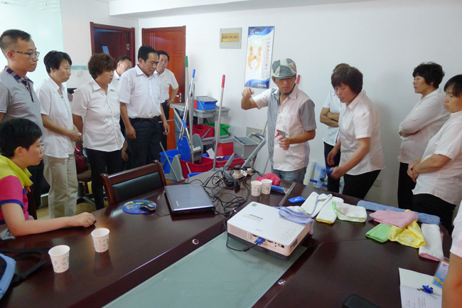 2013年6月,我司品牌經理/資深培訓師(shī)到達當地分銷商舉辦為期兩天的清潔工具標準化培訓課(kè)程。