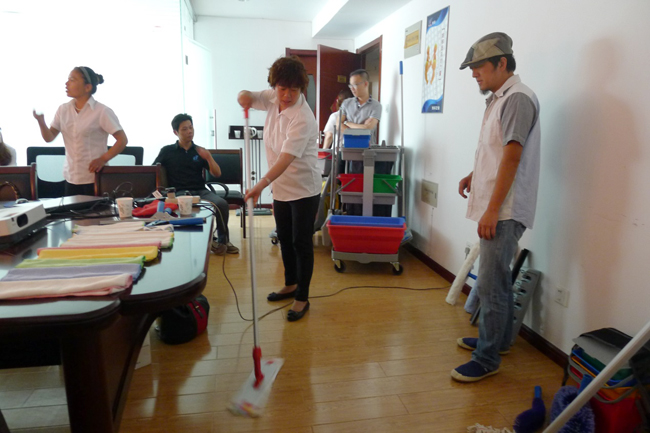 2013年(nián)6月,我司品牌(pái)經理/資(zī)深培訓師到達當地分(fèn)銷商舉辦為期兩天的清潔工(gōng)具標準化培訓課程(chéng)。