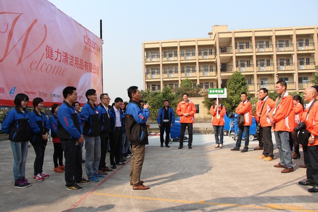 慧聰網牽手考察團百名買家(jiā)到訪我(wǒ)司佛山健力清潔用品有限公(gōng)司
