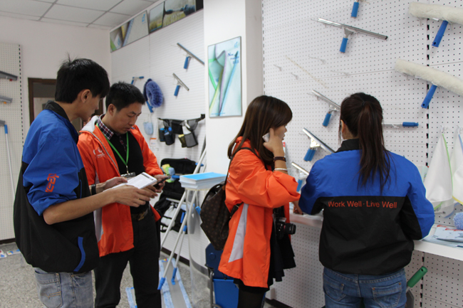 慧聰網牽手考察(chá)團百名買(mǎi)家到訪我司(sī)佛山健力(lì)清潔用品有限公司(sī)