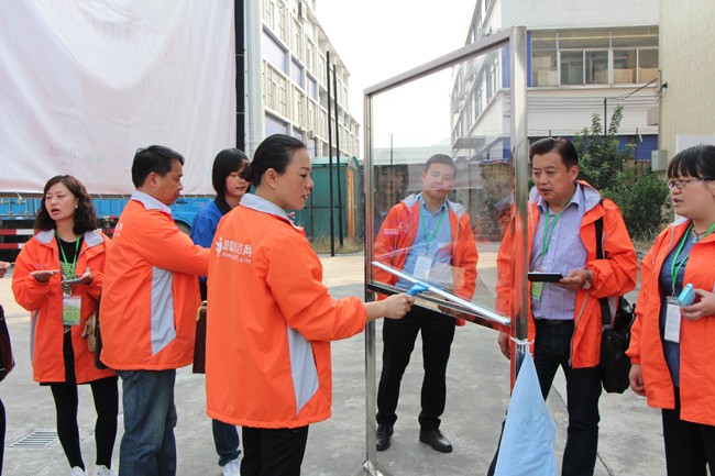 慧聰網牽手考察團百名買家到訪我司(sī)佛山健力清潔用品有限公司