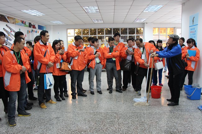 慧聰網牽手考察團百(bǎi)名買家到訪我司佛山健力(lì)清(qīng)潔用品有限公司