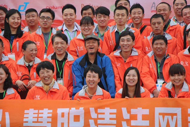 慧聰網牽手考察(chá)團百名買家到訪我司佛山健力(lì)清潔用品有限公(gōng)司