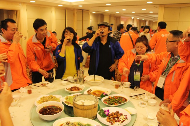 慧聰網(wǎng)牽手考察團百名買(mǎi)家到訪我司佛山(shān)健力清潔用(yòng)品有限公司