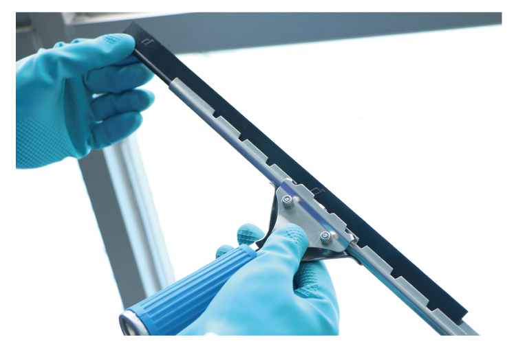 不鏽鋼玻璃刮 配黑色硬膠（jiāo）條三叉型手柄